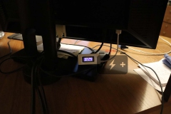 Тестер подключен от USB-хаба на мониторе