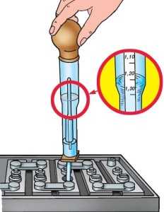 Периодически необходимо делать ареометром замеры плотности электролита
