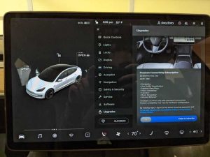 Обновлённое программное обеспечение Tesla теперь позволяет делать покупки и оформлять подписки прямо из электромобиля