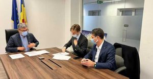 Министр энергетики Румынии Вирджил Попеску (слева) и Бьёрн Х. Кнаппског, генеральный директор Arbaflame, подписали письмо о намерениях (LoI) 4 ноября 2021 года с целью сокращения выбросов углекислого газа на электростанции Парожень