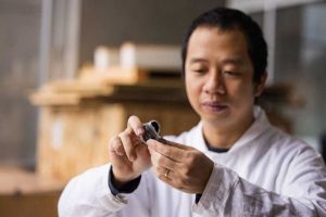 Группа исследователей UBC создала образец первого гибкого и моющегося аккумулятора