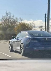 Замечен прототип Tesla Model S с новыми задними фонарями и портом для зарядки