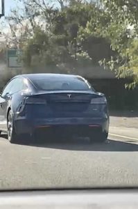 Замечен прототип Tesla Model S с новыми задними фонарями и портом для зарядки