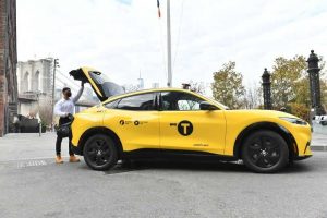 Жёлтое такси Mustang Mach-E