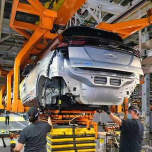 Производство Chevrolet Bolt возобновится в последнюю неделю января