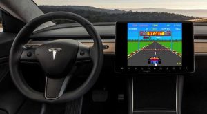 Компания Tesla находится под наблюдением NHTSA из-за включения видеоигр в автомобиле во время вождения