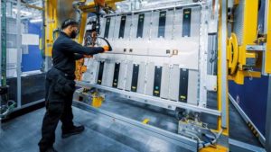 Компания Mercedes-Benz открыла США свой первый завод по производству аккумуляторов