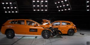 Mercedes-Benz разбили два электромобиля в краш-тесте