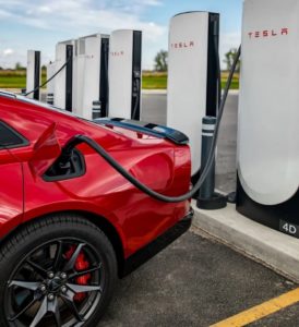 Компания Stellantis расширила доступ к зарядным станциям Tesla Supercharger